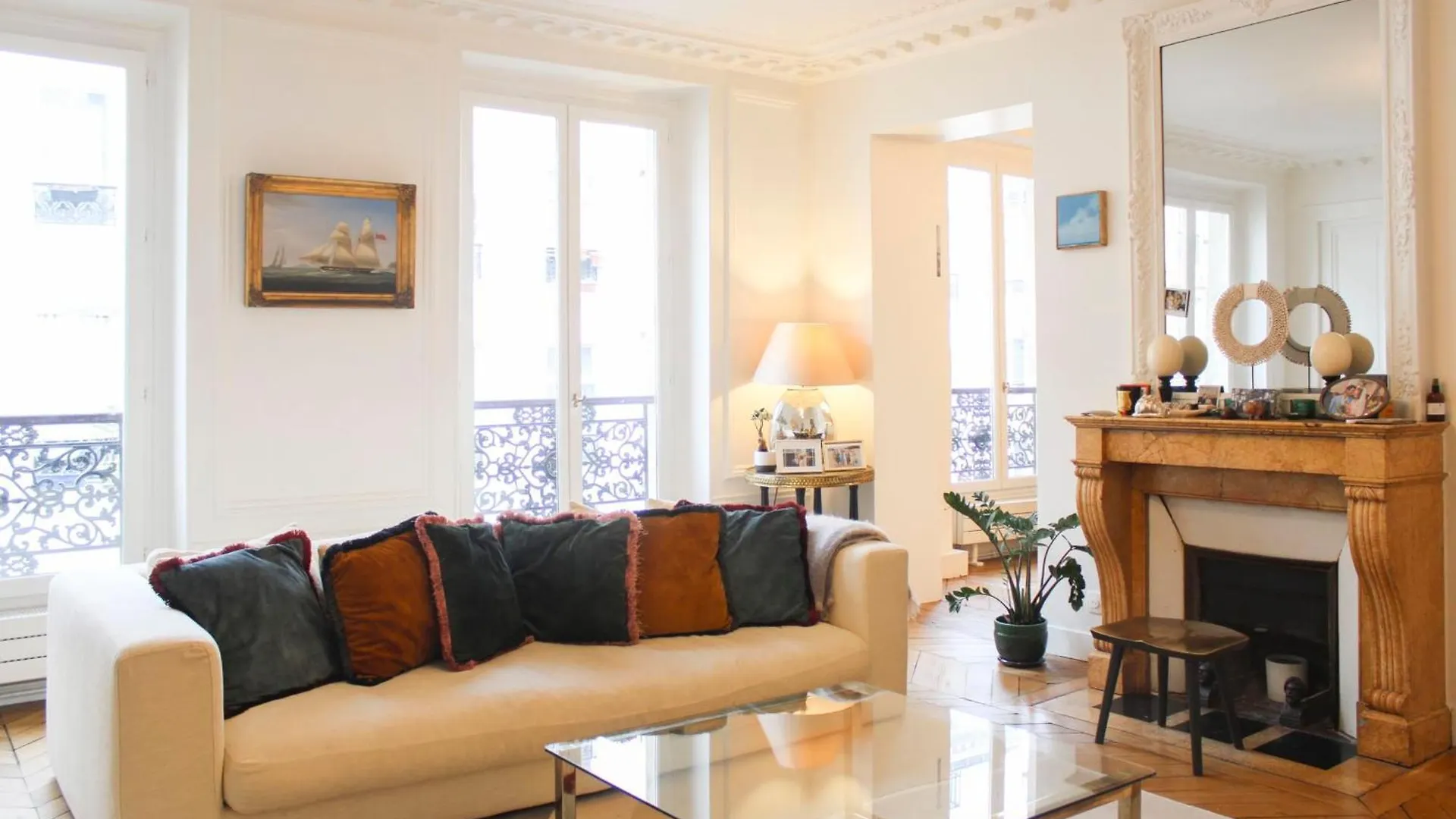 Cozy Haussmanian Flat In The Heart Of